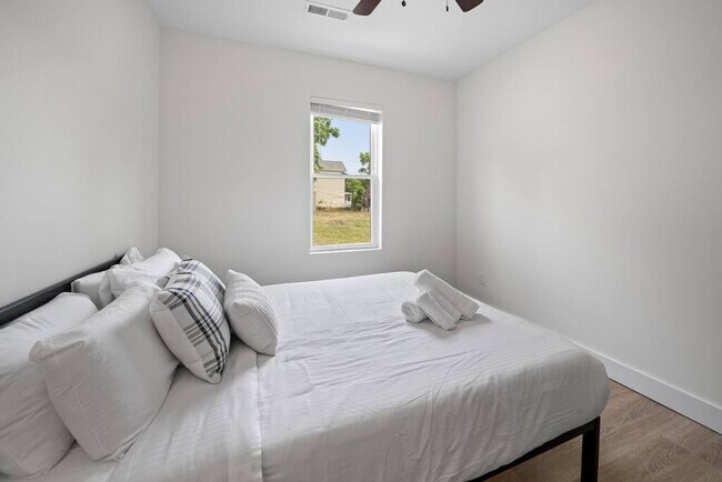 Building Photo - 704 Wayne St