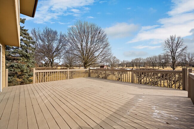 Building Photo - 887 Braintree Ln