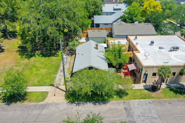 Building Photo - 353 E 6th St