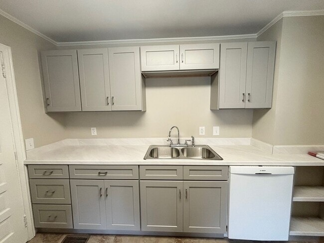 Building Photo - 3 Bedroom 1 Bath Home in Rosewood