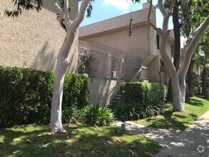 Building Photo - SHERMAN OAKS!!!: FANTASTIC 2 BEDROOM + 1 1...