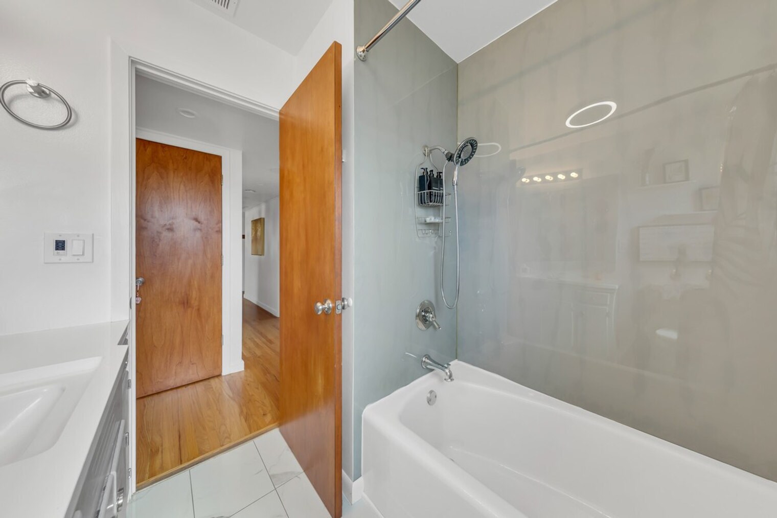 Building Photo - 6836 S Land Park Dr