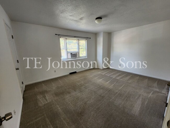 Building Photo - Stylish Townhome with Ensuite Baths & Comm...