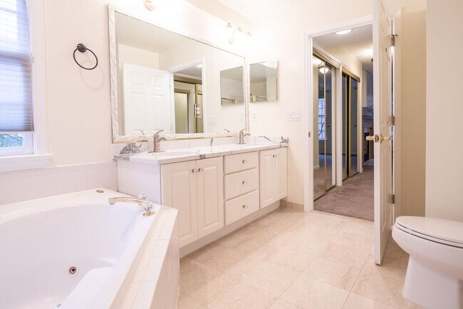 Building Photo - 719 N Vermont St