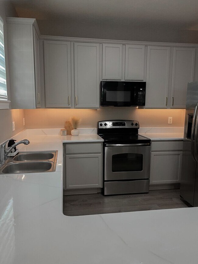 Building Photo - Beautiful Townhouse