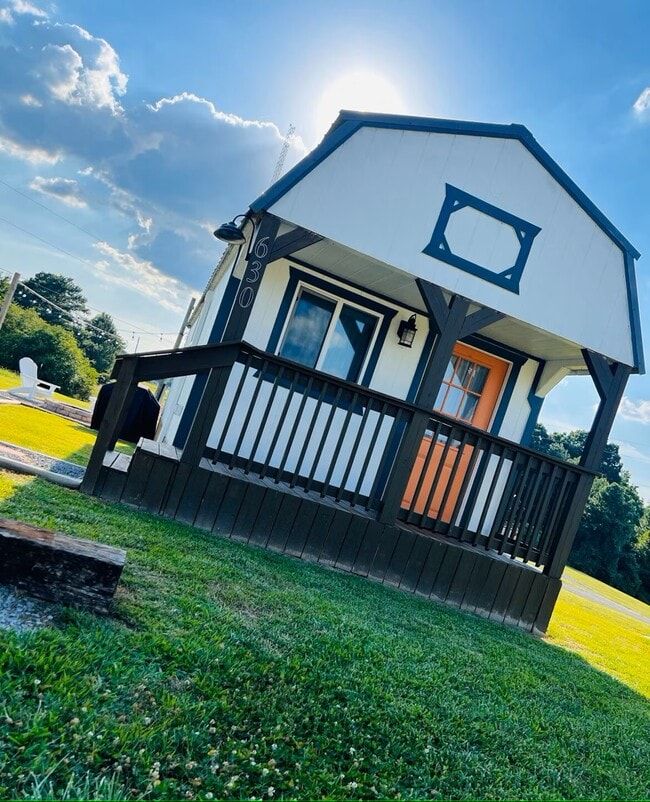 Building Photo - Karagan Cottage & Hudson's Boat House