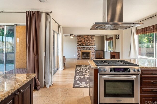 Building Photo - 4Bed/2Bath Just East of El Camino in Carls...