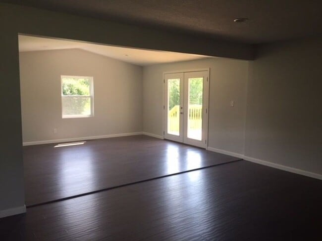 Building Photo - Beautiful home, rural setting but close to...