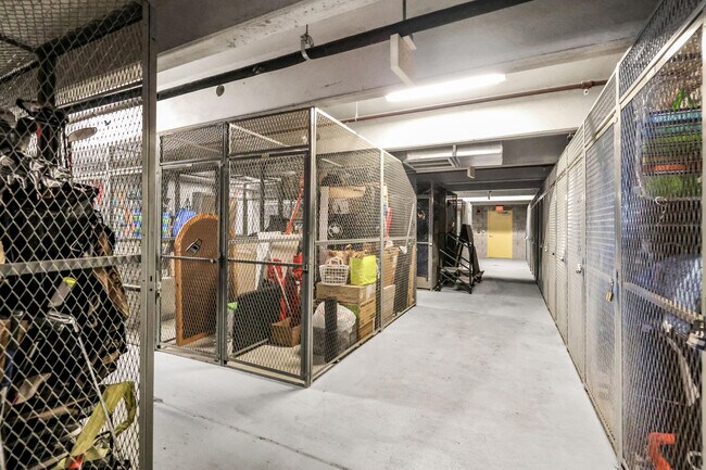 Building Photo - 2650 Lake Shore Dr