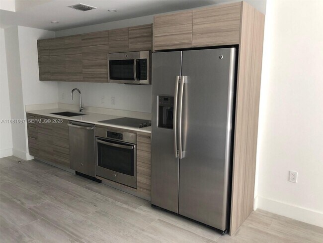 Building Photo - 121 NE 34th St