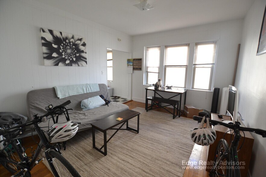 Building Photo - 264 Kelton St