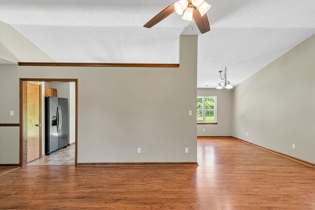 Building Photo - 304 Gaston Ct