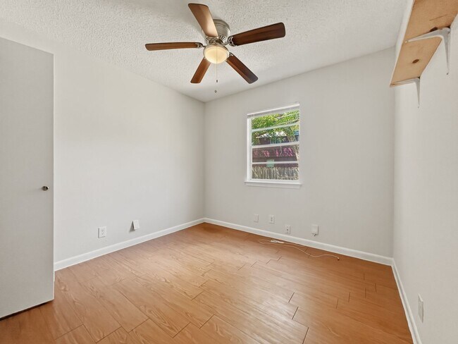 Building Photo - 3402 S Oak Dr