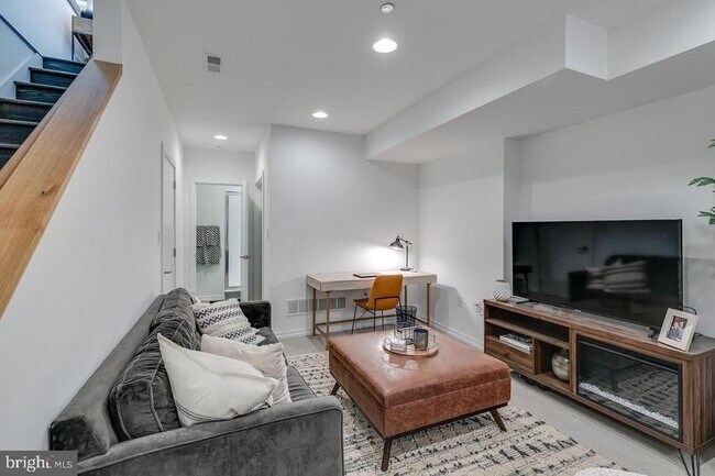 Building Photo - 938 N Leithgow St