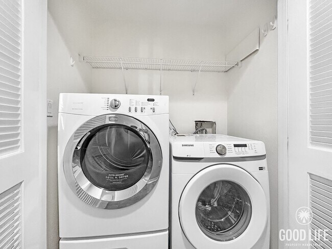 Building Photo - Spacious 2B/3BA + Den Townhouse in El Cerr...