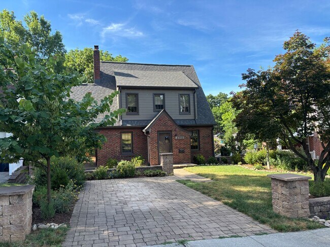 Building Photo - 2412 Alberta Ave SW