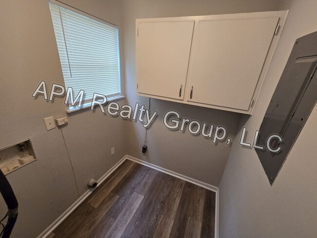 Building Photo - Updated townhouse