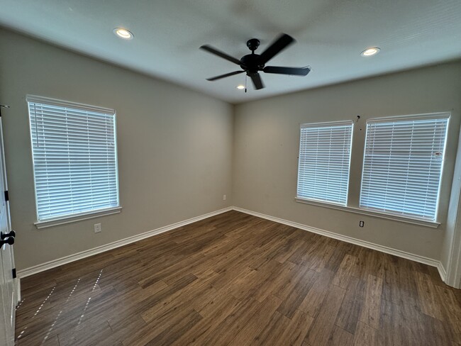 Building Photo - 5670 Shadowbend Cir N