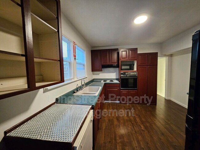 Building Photo - 634 SW Grant St.