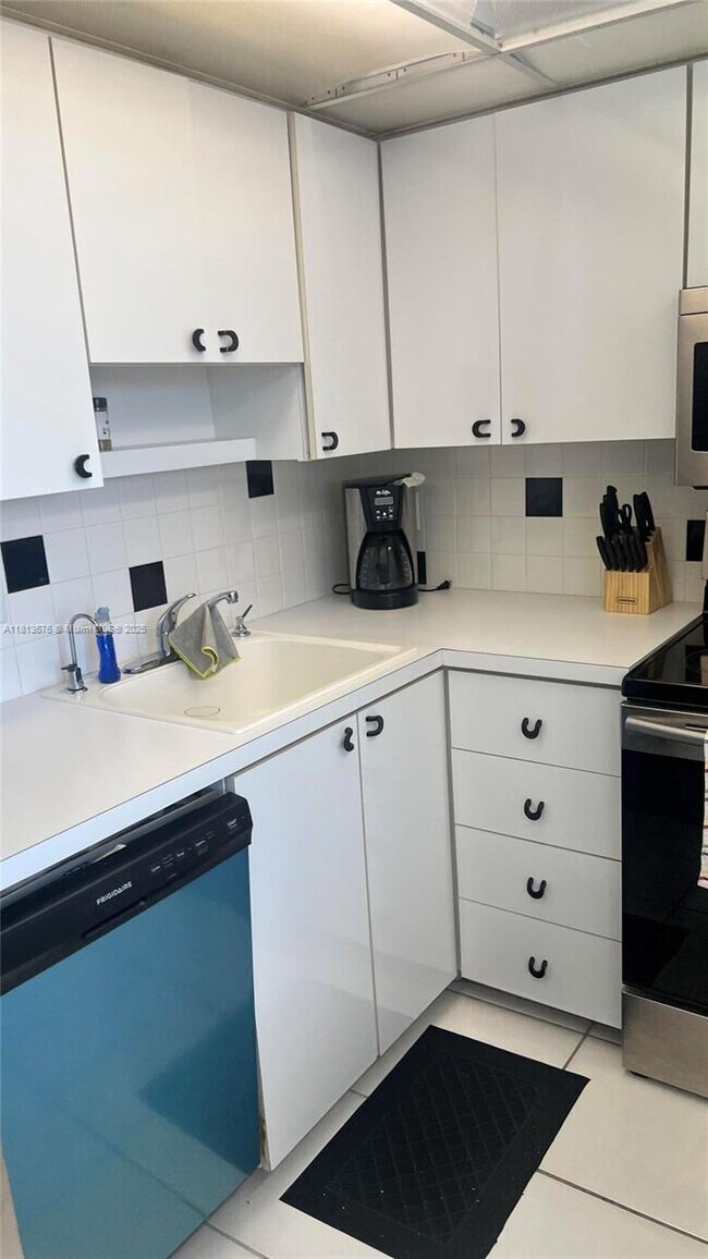 Building Photo - 2671 S Course Dr