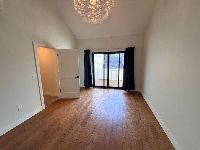 Building Photo - 3Bed/2.5 Bath Townhouse With Large Bonus Room/Office In Woodstock Neighborhood