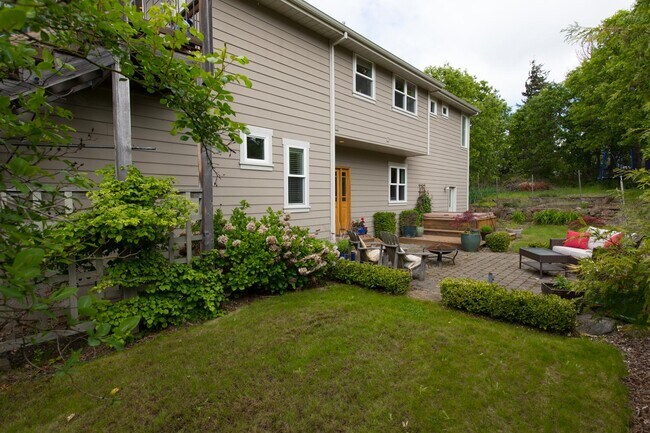 Building Photo - 737 Cherryview Ln