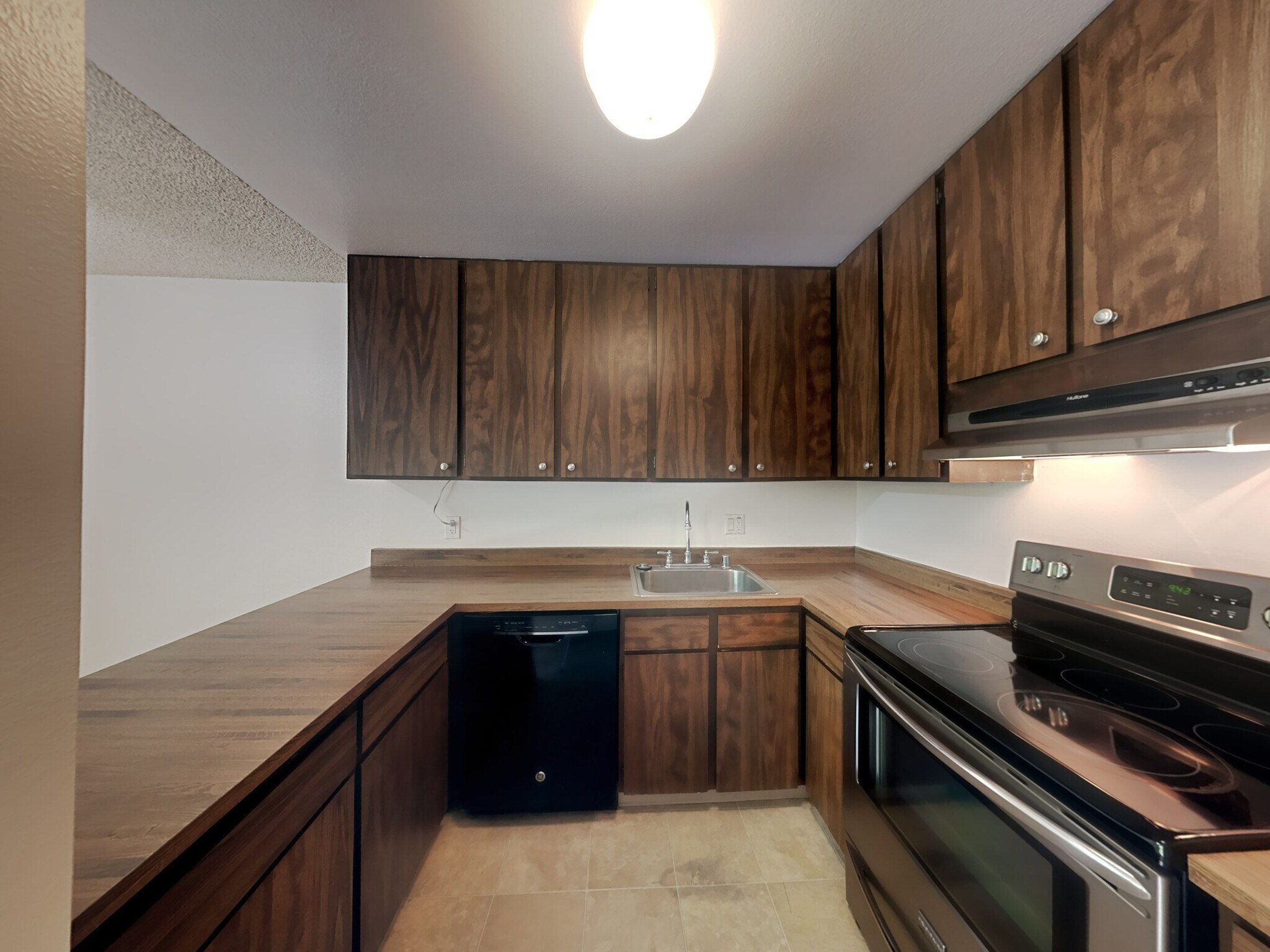 Building Photo - 639 Woodside Sierra