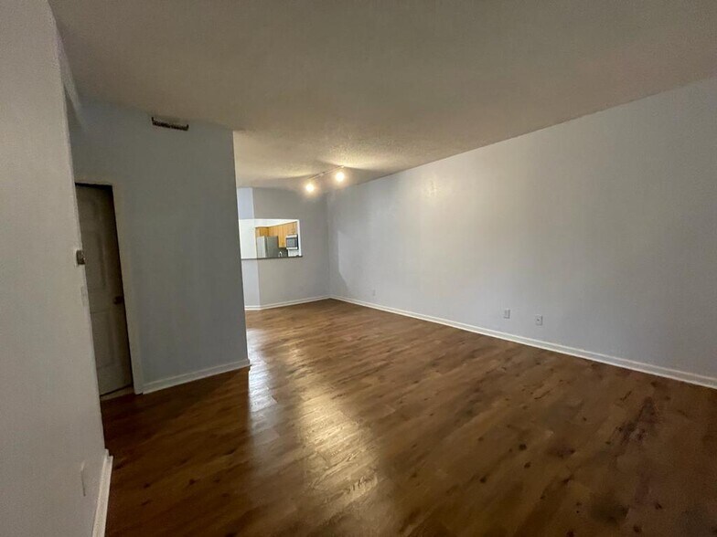 Building Photo - 4803 Foxwood Dr S