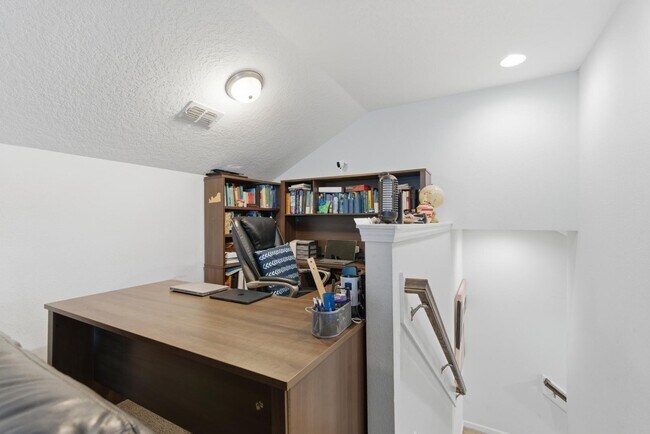 Building Photo - 454 Willow Lake Dr