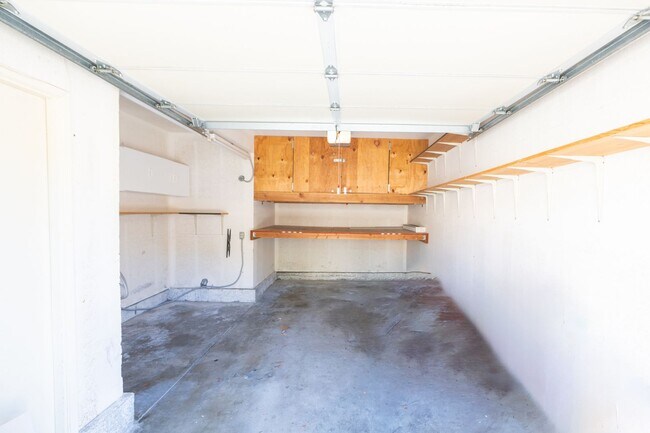 Building Photo - 2BR/2.5BA Townhome with garage - READY NOW!