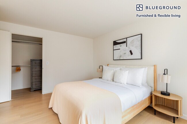 Building Photo - 255 W 94th St