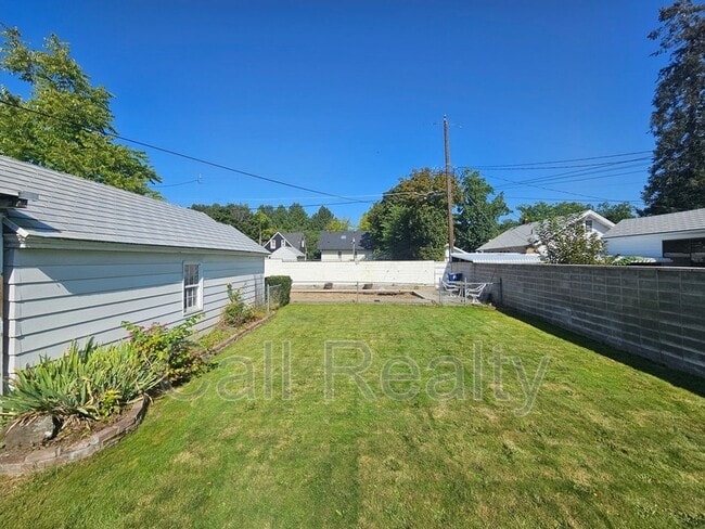 Building Photo - 1017 E Sharp Ave