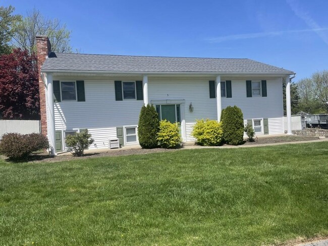 Building Photo - 5 Pine Crest Dr