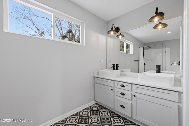 Building Photo - 2741 Hendricks Ave