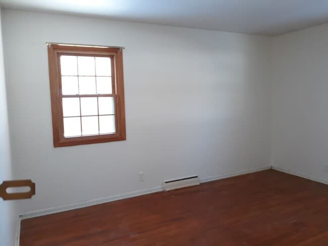 Building Photo - One level living *4Bed*2Bath Single Family Home. Available May 1!