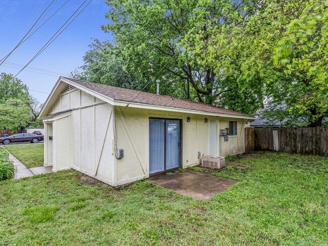 Building Photo - 2 bedroom 1 bath duplex