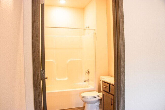 Building Photo - Top Floor 1 bed! Available Now!