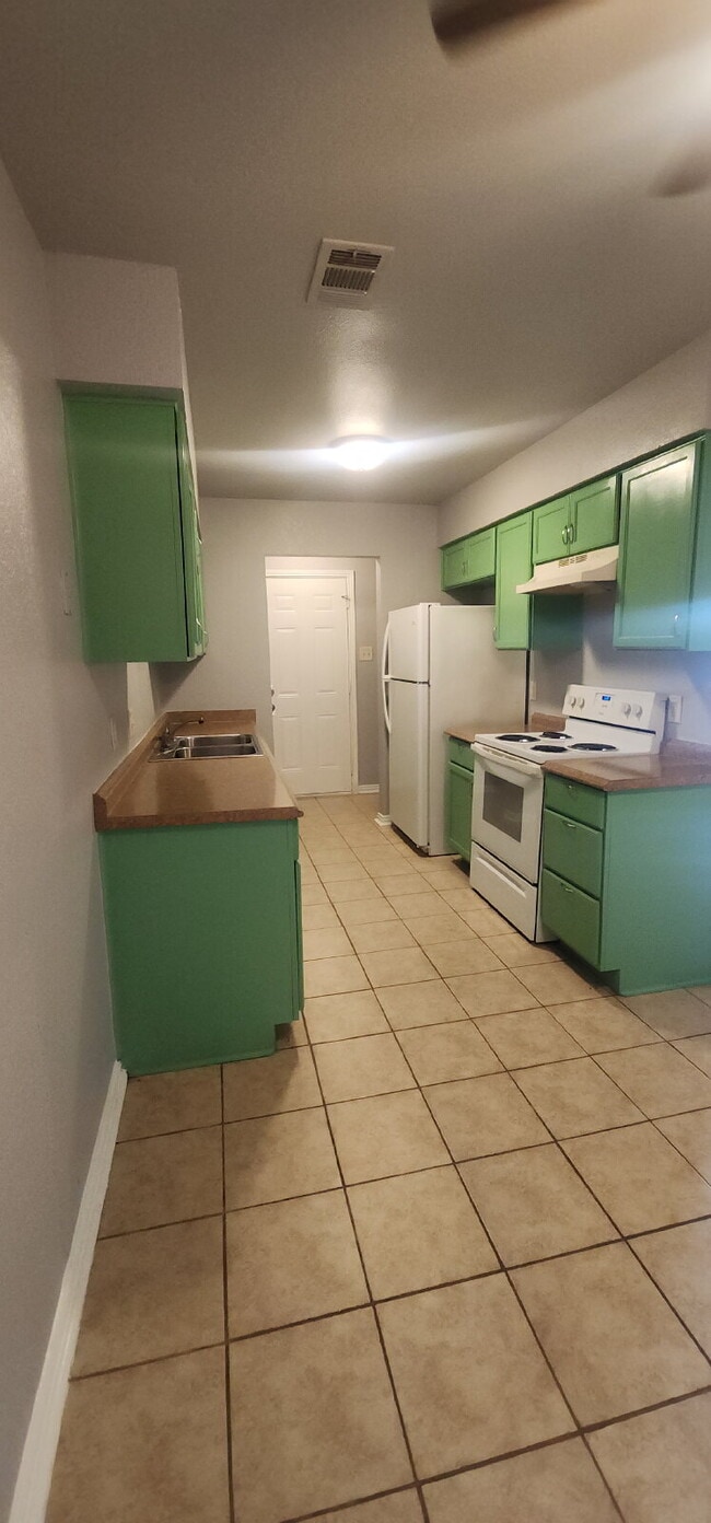 Building Photo - Charming 2 Bed/ 1 Bath Duplex with a Garag...