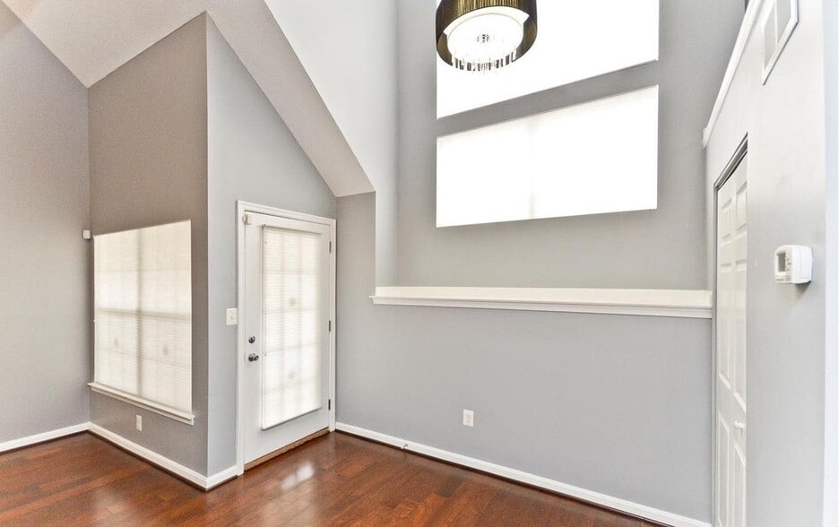 Building Photo - 15645 Easthaven Ct