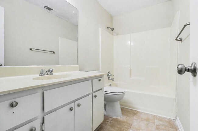 Building Photo - 3 Bedroom 2 Bathroom House