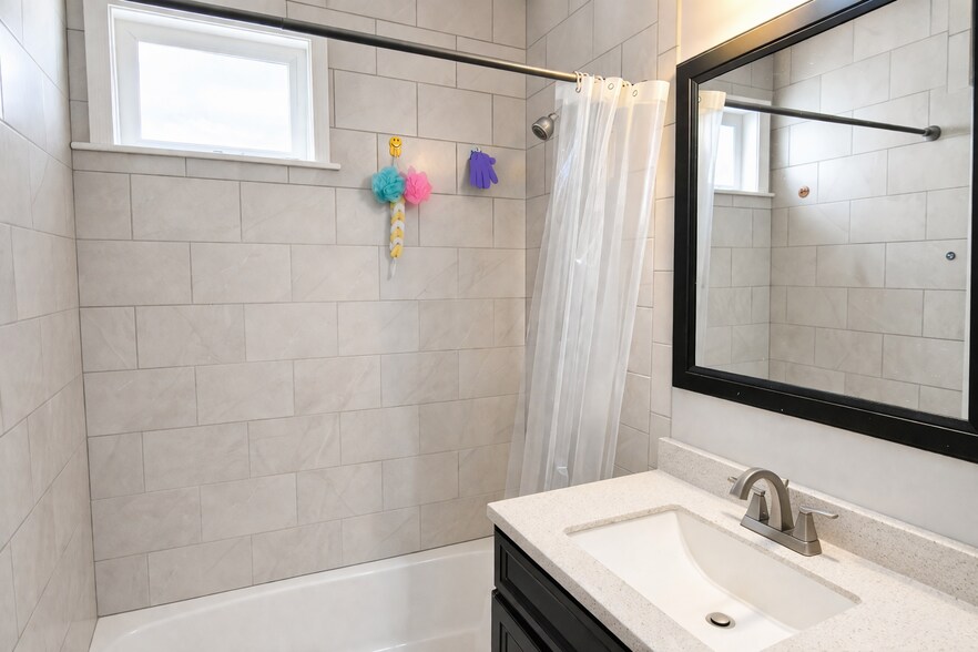 Building Photo - 84 Litchfield St