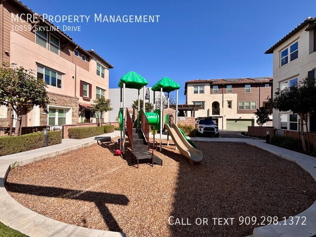 Building Photo - 10859 Skyline Dr