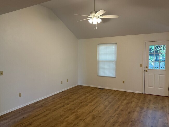 Building Photo - Great 3 Bedroom 2 Bathroom home for $1295!