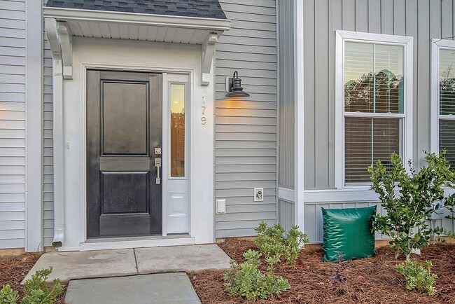 Building Photo - Gorgeous Town Home in Six Oaks