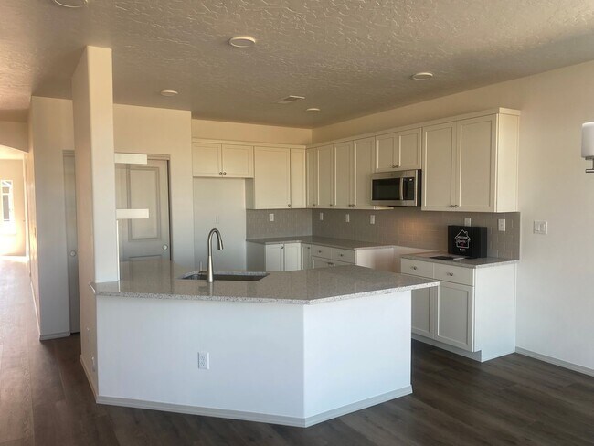 Building Photo - Newer Home