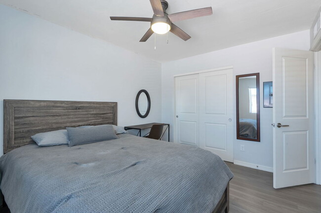 Building Photo - 838 E 9th St