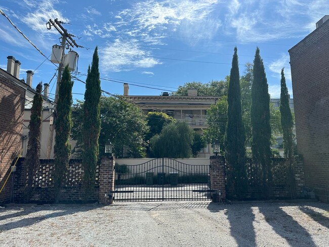 Building Photo - Two Bedroom Townhome Close to Forsyth Park