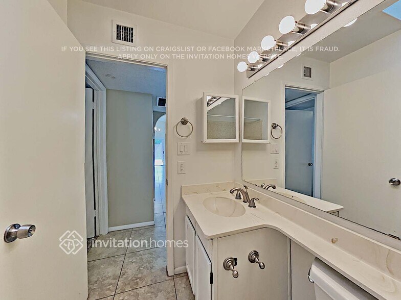 Building Photo - 5319 W Vogel Ave