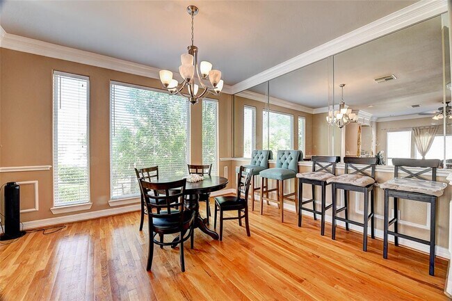 Building Photo - 803 Rosine St