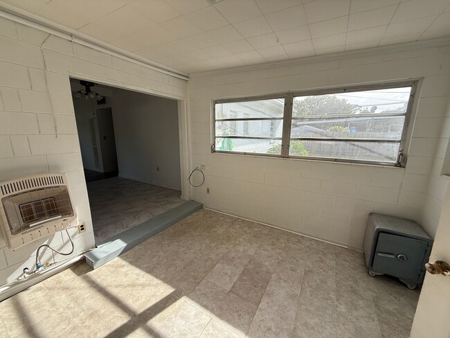 Building Photo - 3 bed 2 bath house with 1200 sf. end of ci...